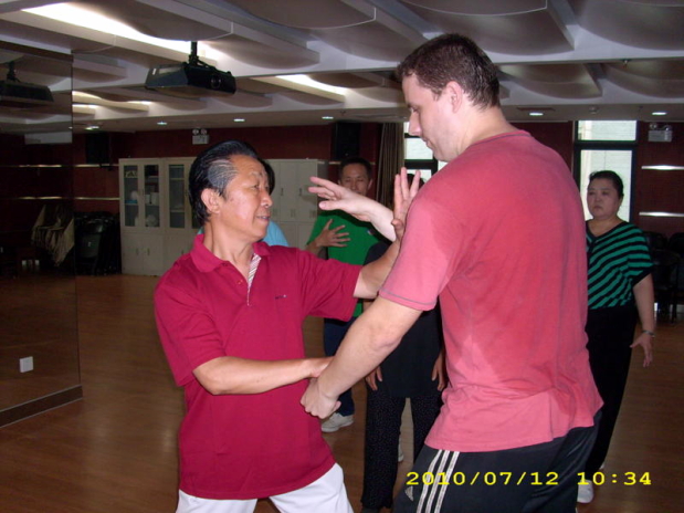 Master Gao Ji Wu showing secound palm (Ding Shi)