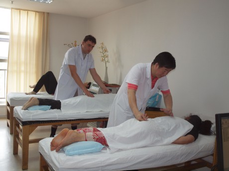 Massaging under teacher Tang ´s supervision. 