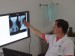 Prohlížení rentgenových snímků před masáží 